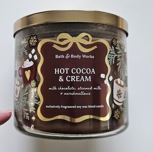 NWT Bath & Body Works Hot Cocoa & Cream Candle with Gold Lid